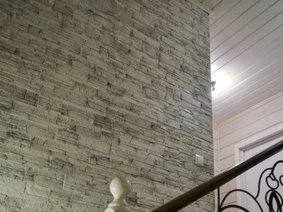 Сланец классический Белая скала и лестница в доме